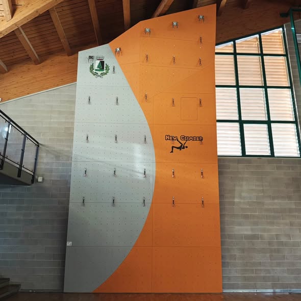 Struttura e pannelli della nuova parete LEAD presso la Palestra comunale di Claut - NewClimber