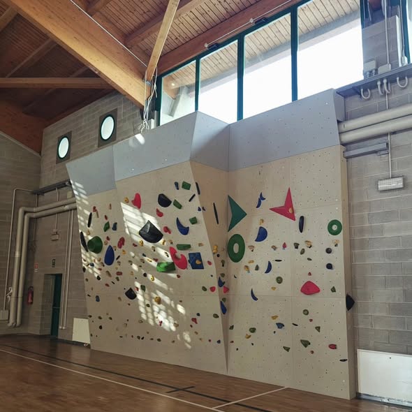 Prolungamento superiore di parete boulder esistente presso la Palestra comunale di Claut - Vista laterale
