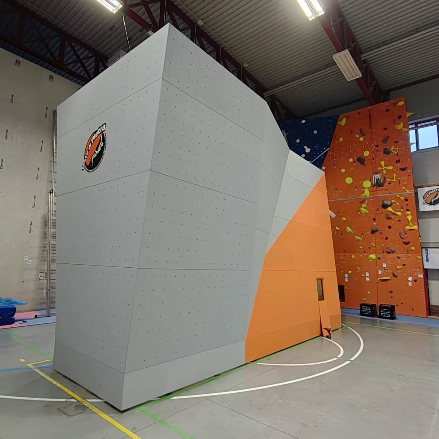 Sviluppo geometrico e strapiombi boulder indoor Palestra Ovan Basaldella di Vivaro