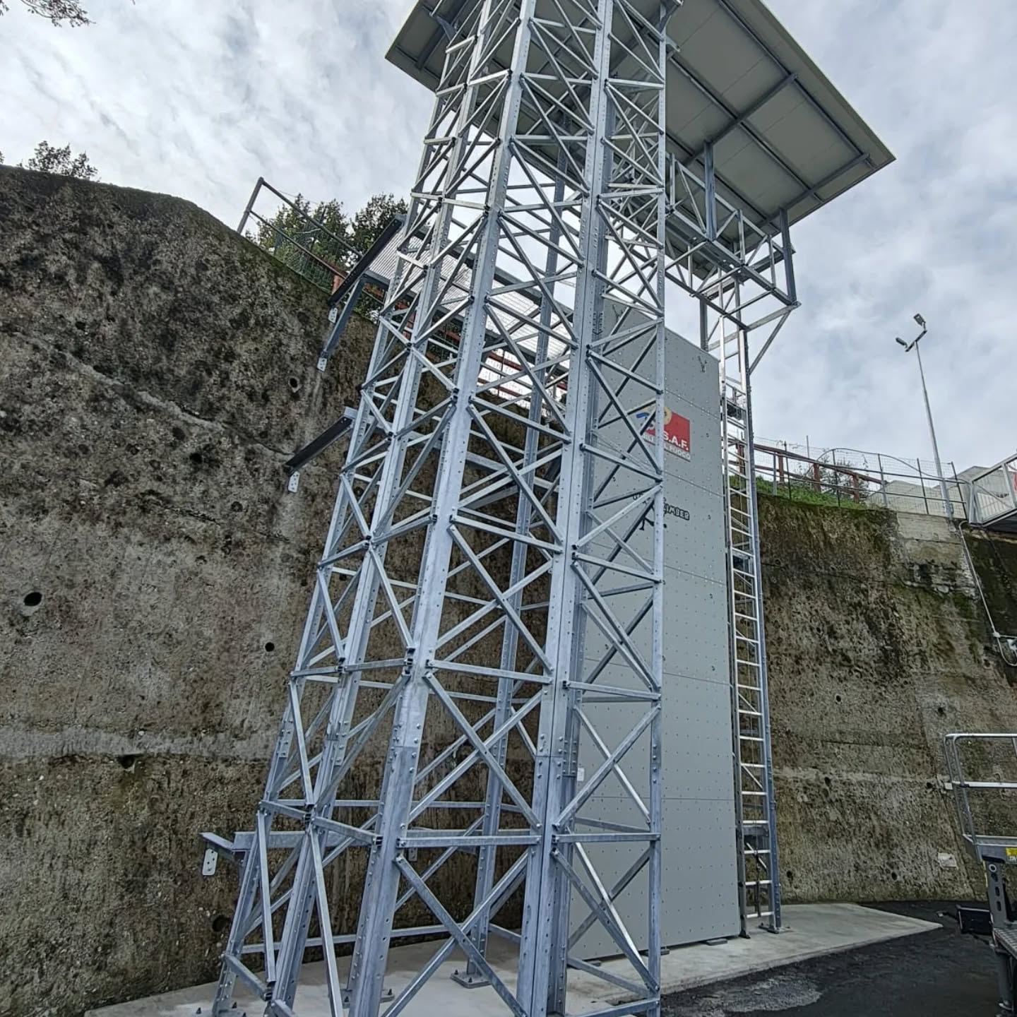 Struttura addestrativa Vigili del Fuoco Liguria La Spezia - Torre reticolare e parete arrampicata NewClimber