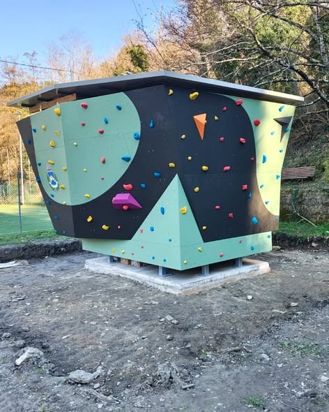 Vista laterale e geometrica del boulder outdoor presso Parco Lago di Londa - NewClimber