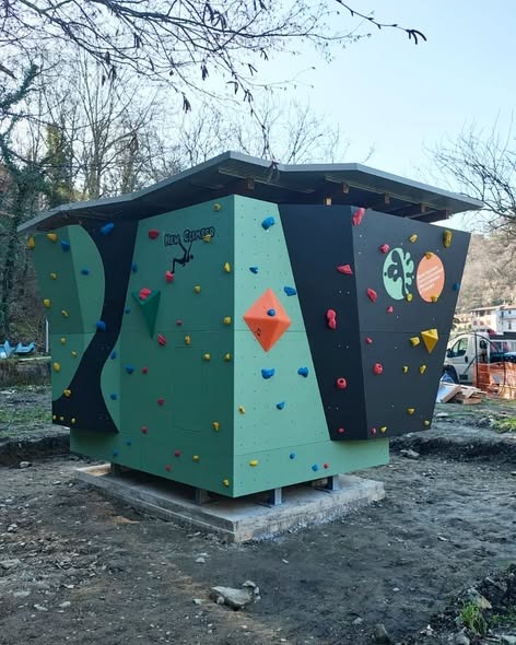 Parete boulder outdoor 50 mq inserita nel contesto naturale del Parco Lago di Londa