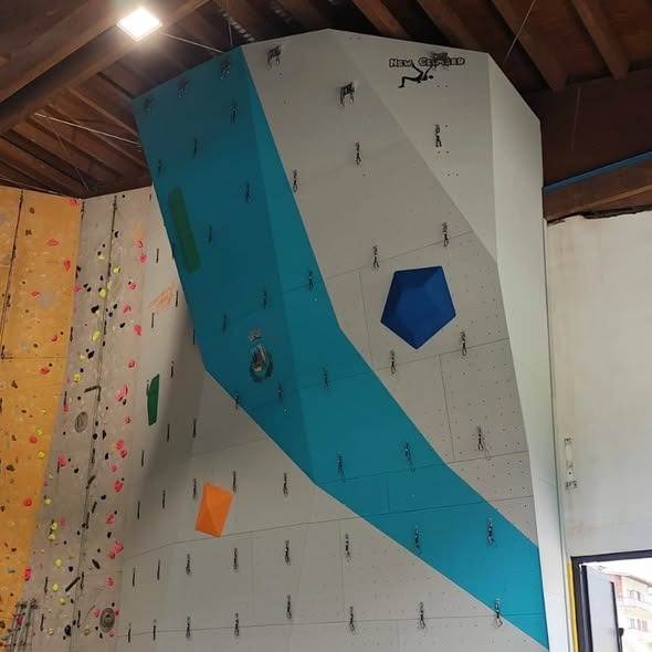 Vista interna Palazzetto dello Sport con parete arrampicata 11 metri a Santo Stefano di Cadore