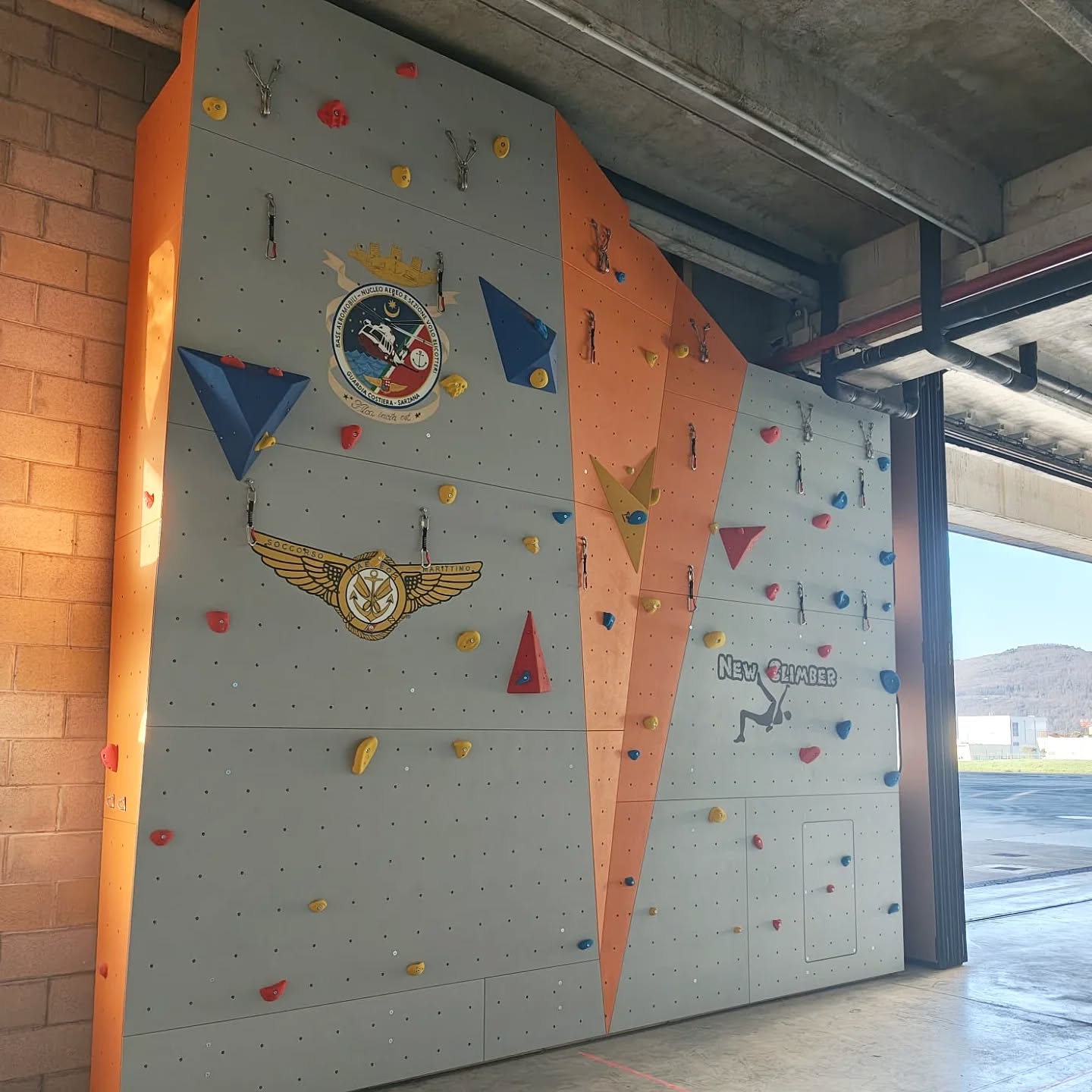 Struttura boulder indoor 30 mq Guardia Costiera Sarzana - Vista laterale e materassi NewClimber